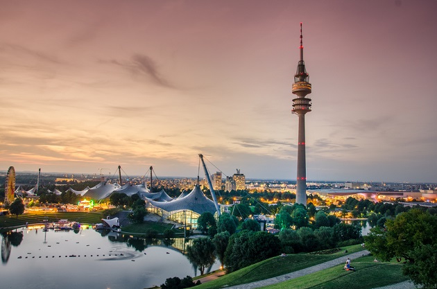 Olympiapark in München bei Sonnenuntergang 