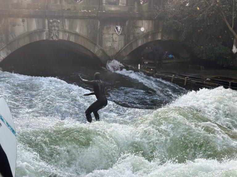 Eisbachsurfen in München