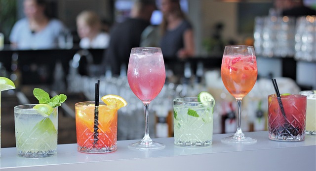 Cocktails auf Rädern: Wie eine mobile Cocktailbar dein Event in München unverwechselbar macht 1 cocktail 3954557 640